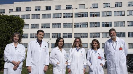 De izda. a dcha. Maite Mendioroz (Navarrabiomed), Alberto Valiente (Genética, HUN), Ainhoa Iceta y Josune Hualde (Pediatría, HUN), Amaya Bengoa (Genética, HUN) y Alfredo Martínez (HUN), personal directivo del HUN y Navarrabiomed con los y las profesionales de los Servicios de Pediatría y Genética que han puesto en marcha el circuito asistencial en el HUN