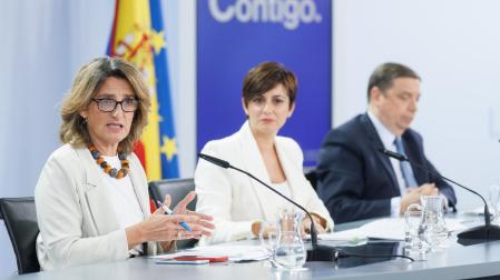 La vicepresidenta tercera y ministra para la Transición Ecológica y el Reto Demográfico, Teresa Ribera; la ministra de Política Territorial y portavoz del Gobierno, Isabel Rodríguez, y el ministro de Agricultura, Luis Planas, durante una rueda de prensa posterior a la reunión del Consejo de Ministros
11 MAYO 2023;MADRID;CONSEJO DE MINISTROS;SEQUÍA
Eduardo Parra / Europa Press
11/05/2023