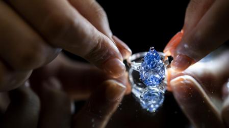 Un empleado de Sotheby's muestra la codiciada joya