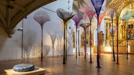 Bosque, la instalación de grandes esculturas de ganchillo, ocupa la nave de la capilla. En primer término, Fe, asiento de meditación con las manos de la artista en señal de ofrenda