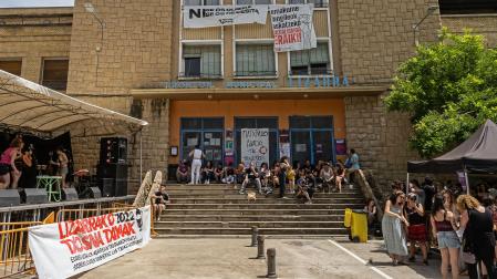 El frontón Lizarra, cuya fachada principal se derribará, en una imagen de fiestas del Puy