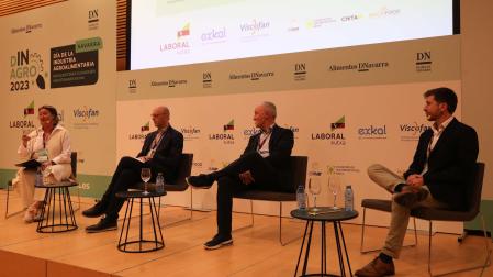 Desde la izquierda, Ana Laguna, José Antonio Yela (Eroski), Philippe Gruau (E. Leclerc) e Ion Uranga ( Uvesco- BM)