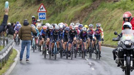 El pelotón, rodando este viernes en la primera etapa de la Itzulia femenina