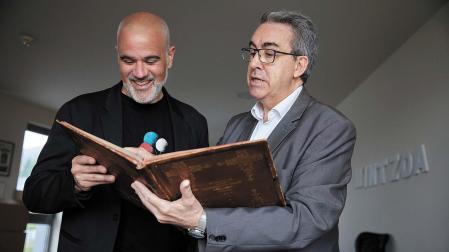 Aritz Otazu (izda.) y Javier Nicolás, con el ejemplar encuadernado de la partitura completa de El juramento, de Joaquín Gaztambide