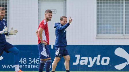 Jagoba Arrasate saluda a unos aficionados, junto a Aitor Fernández e Iker Muñoz