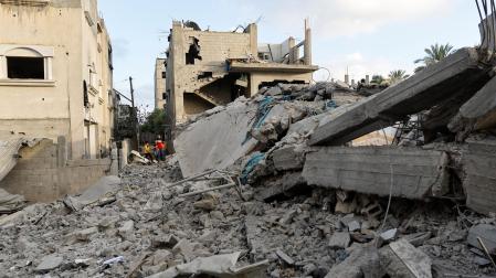 Daños causados por un ataque aéreo israelí en medio de los combates entre Israel y Gaza en la ciudad de Deir al-Balah, en el centro de la Franja de Gaza
