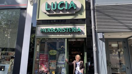 Juli Vegas, junto al escaparate de la herboristería Lucía, en la calle Sancho el Mayor