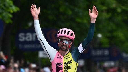 Ben Healy, de Ef Education-Easypost celebra despues de cruzar la línea de meta