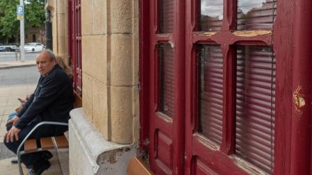 Detalle en el que se ve el deterioro de una de las ventanas de la parte afectada del edificio