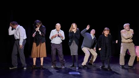 Desde la izquierda: Ramón Górriz, Ana Jaso, Gregorio Blanes, Txaro Preciado, Ignacio Ursua, Montse Celaya y José Joaquín Gaínza, en el escenario del centro Salesianas