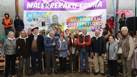 Diez mayores de 80 años fueron homenajeados por su papel activo en la localidad de Oiz