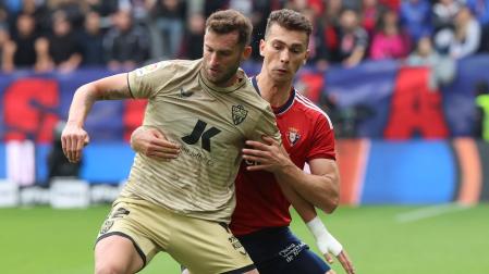 Lucas Torró sujeta a Leo Baptistao, delantero del Almería