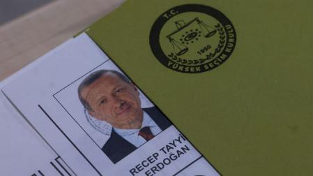 Una papeleta con la imagen del presidente turco Tayyip Erdogan durante las elecciones presidenciales y parlamentarias