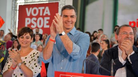 La ministra de Política Territorial y portavoz del Gobierno, Isabel Rodríguez; el presidente del gobierno, Pedro Sánchez; y el alcalde de Puertollano, Adolfo Muñiz, este domingo