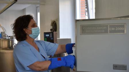 Una sanitaria introduce muestras en un congelador biológico del Hospital de La Princesa de Madrid