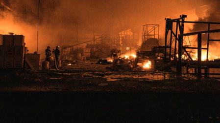 Los bomberos trabajan en la extinción de un fuego en un almacén dañado por un ataque con misiles rusos en Ternopil
