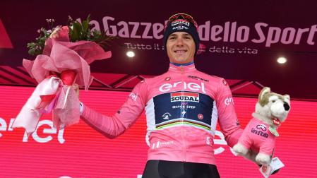 Evenepoel gana la crono y se viste de rosa