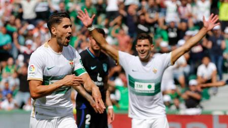 El delantero del Elche Fidel Chaves de la Torre (i) celebra su gol marcado ante el Atlético de Madrid