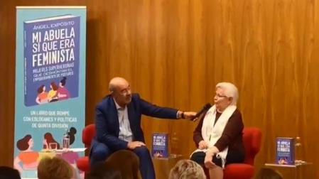 Ángel Expósito con Pilar Aural en la presentación de 'Mi abuela sí que era feminista'