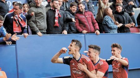 Budimir celebra el gol de Osasuna junto a Kike Barja y Aimar Oroz