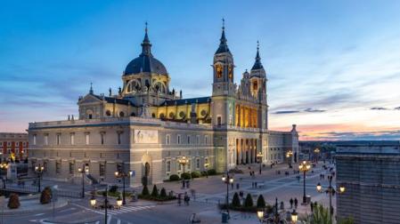El santoral dedica el 15 de mayo a San Isidro Labrador, patrón de Madrid. En la imagen, la Catedral de la Almudena en la capital española