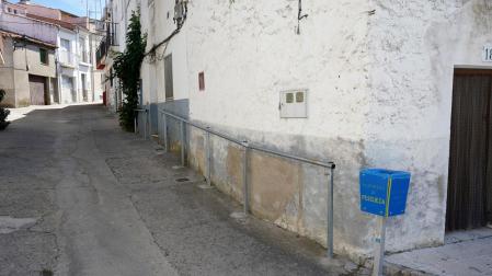 Pezcueza cuenta con un coche eléctrico que traslada a los vecinos hasta el centro de día, cámaras en casas, alarmas que avisan si alguna persona sufre un accidente y pasamanos en las calles para facilitar la vida de las personas mayores de la localidad