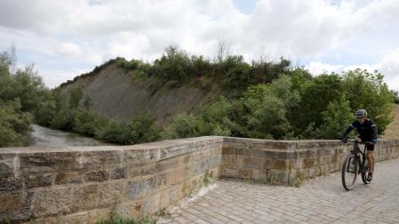 El rescate se produjo en el talud visible desde el puente viejo, entre la Nogalera y Erripagaña
