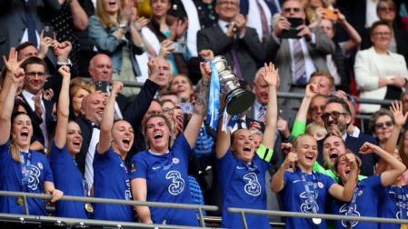 Las jugadoras del Chelsea celebran el título