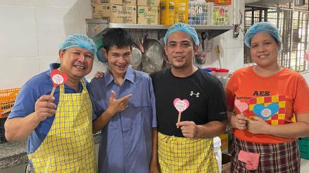 Usuarios del centro para personas con discapacidad de Elsie Gaches Village, en Manila, de la Fundación Juan Bonal