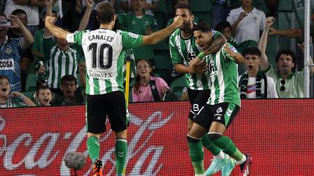 Los jugadores del Betis celebran uno de los tantos en el choque contra el Rayo Vallecano.