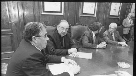 El alcalde Javier Chourraut y el arzobispo Fernando Sebastián, en la firma de la cesión de Los Caídos