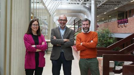 Elena Lacilla, Asier Santas y Nuño Mardones, investigadores de la Universidad de Navarra que participan en el proyecto