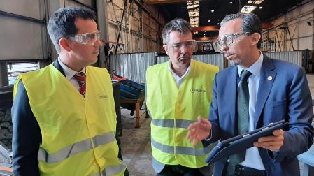 El consejero Irujo (izquierda), junto a Javier Aiape (centro), secretario del gabinete de Desarrollo Económico y Empresarial, y el CEO de Industrial La Barranquesa, Manuel Turiel, durante la visita a la nueva fábrica de Uharte Arakil