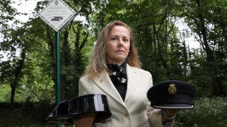 María Estévez eligió para la foto el puente de la Magdalena, lugar de un atentado de ETA que le marcó. El 17 de abril de 1982 el policía Vicente Luis Garcera murió tras ser atacada una tanqueta con una granada anticarro