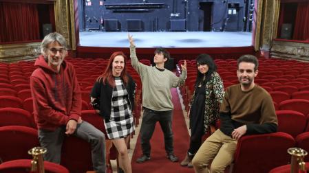 Patxi Larrea (director), Adriana Olmedo (productora), Garazi San Martín, Nerea Bonito y Pablo Cañete, en el Teatro Gayarre