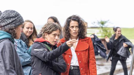 Andrea Jaurrieta da instrucciones a Patricia López Arnaiz en el rodaje de Nina, ayer, en Bermeo (Bizkaia)