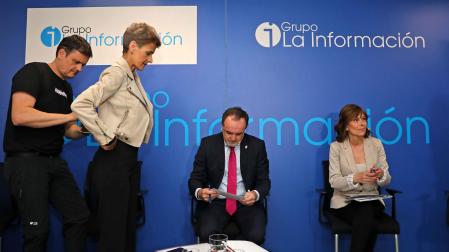 Un técnico coloca la petaca del micro a María Chivite, con Javier Esparza y Uxue Barkos en sus sillas