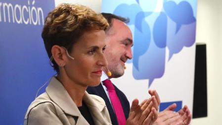 María Chivite y Javier Esparza aplauden tras el debates electoral