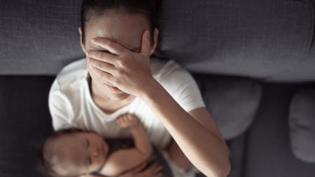 La madre deprimida también sufre insomnio y no consigue descansar ni reducir la fatiga