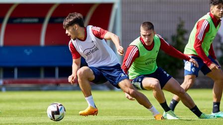 Ez Abde trata de regatear a Diego Moreno durante el entrenamiento de este miércoles en Tajonatr.