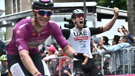Pascal Ackermann celebra su triunfo en el Giro