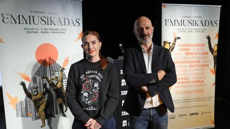 Nerea Lorón, directora artística del festival, y Javier Muruzabal, gerente de la Sala Zentral, junto al cartel de Emmusikadas, diseñado por Ardi Beltz