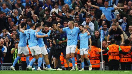Los jugadores del City celebran uno de los goles anotados por Bernardo Silva (dcha.) contra el Real Madrid