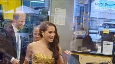 Meghan Markle seguida por el príncipe Enrique en la noche que tuvo lugar el incidente