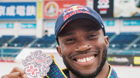 El atleta pamplonés Courage Adams posa con la medalla de plata