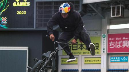 Vídeo de los X Games de Japón 2023 Celebrado por segunda vez en la historia en la ciudad japonesa de Chiba, el Zozo Marine Stadium recibió el pasado 14 de mayo a la élite del BMX Street durante la celebración de los X Games de verano. El rider pamplonés de Red Bull Courage Adams deleitó con su característico estilo asegurándose la plata tras conseguir un 80.00 y un 89,66 en la segunda ronda gracias a sus manuals.