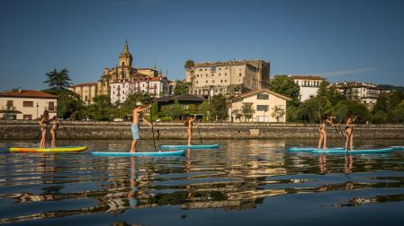 Alumnos practicando Paddle Surf en el entorno privilegiado de Hondarribi.