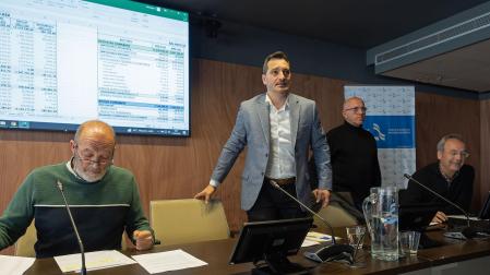 Emilio Cigudosa, Nicolás Ulibarri, Basilio Medrano y Jesús García de Baquedano, en la asamblea