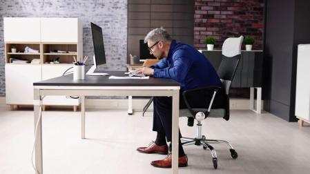Las malas posturas adoptadas durante la jornada laboral pueden tener efectos negativos en la salud y el bienestar de los trabajadores