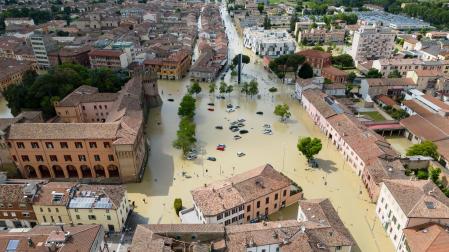 Una vista aérea muestra automóviles y edificios parcialmente sumergidos en el centro de Lugo, cerca de Rávena, por las inundaciones producidas en Emilia Romaña